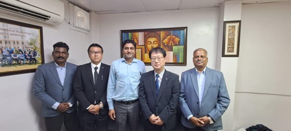 クリエートメディック㈱　社長 谷口英彦氏 (右から２番目)、インド、ニューデリー、Gangaram病院のAjit Yadav博士(中央)及びMedinippon Healthcare社のスタッフ