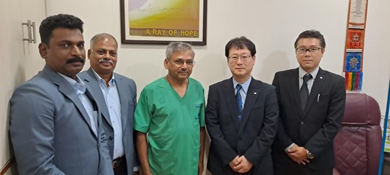 クリエートメディック㈱　社長 谷口英彦氏 (右から２番目)、インド、ニューデリー、Indraprastha Apollo病院のHarish Rastogi博士(中央)及びMedinippon Healthcare社のスタッフ